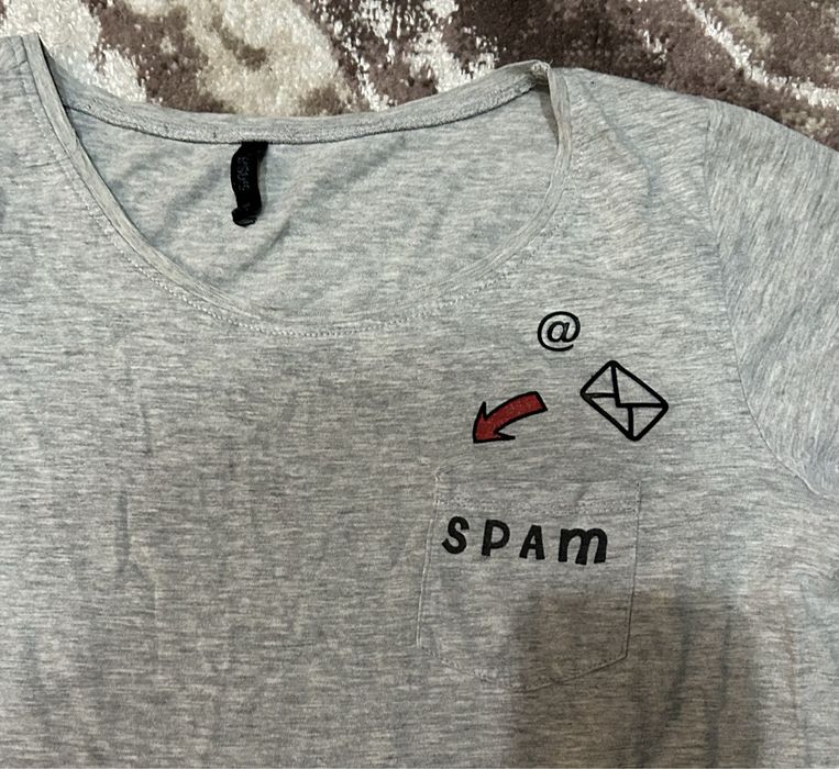 Unikat Ciekawa bluzeczka z kieszonką na spam