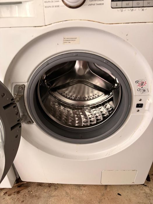Maquina de lavar roupa usada suja de estar guardada  com 4 anos