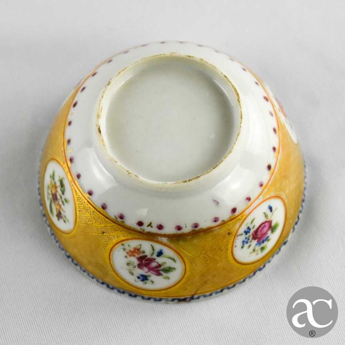 Taça e Pires China, Qianlong, séc. XVIII, decorada com flores e ouro