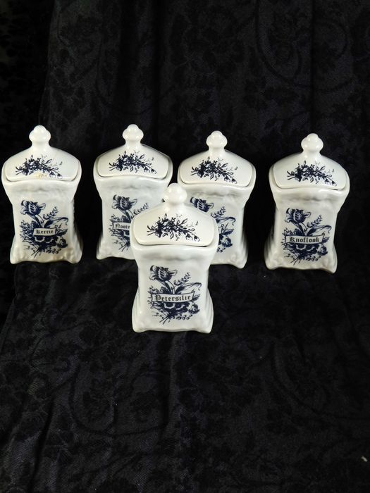 Сервировка . Фарфоровые баночки для специи