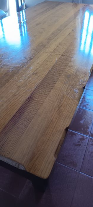 Mesa de madeira maciça com 8 cadeiras