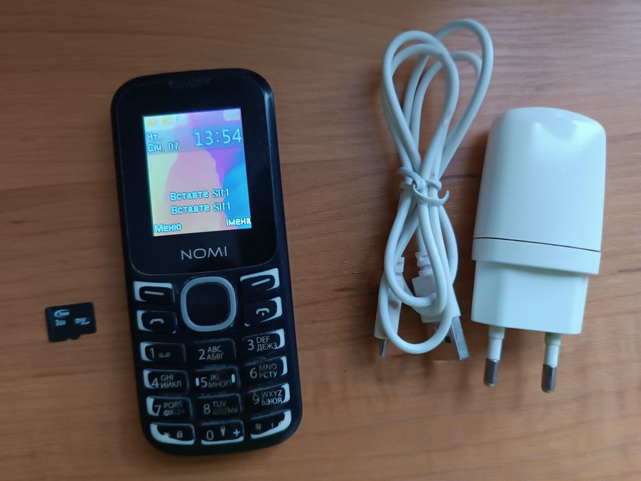 Мобільний телефон кнопочний NOMI з зарядкою флешкою