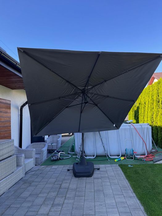 Ogromny parasol ogrodowy z podstawą na kółkach