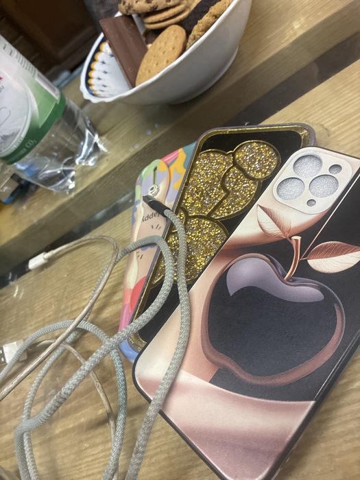 - sluchawki , 3 ladowaki , 3 etui - iphone 11 pro