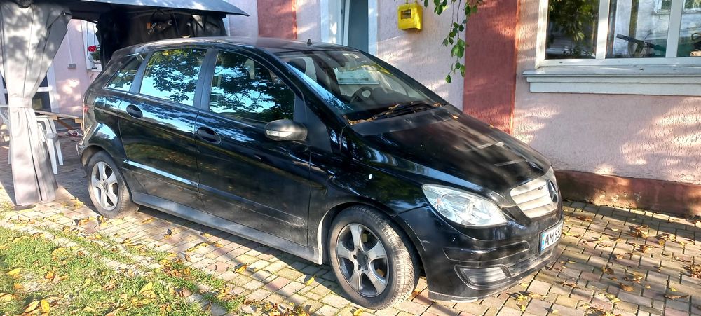 Mercedes- Benz B180