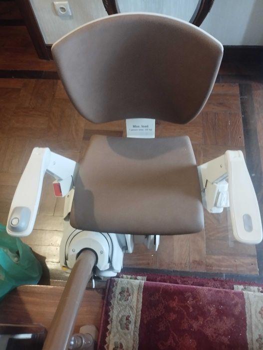 Cadeira elevatória curva