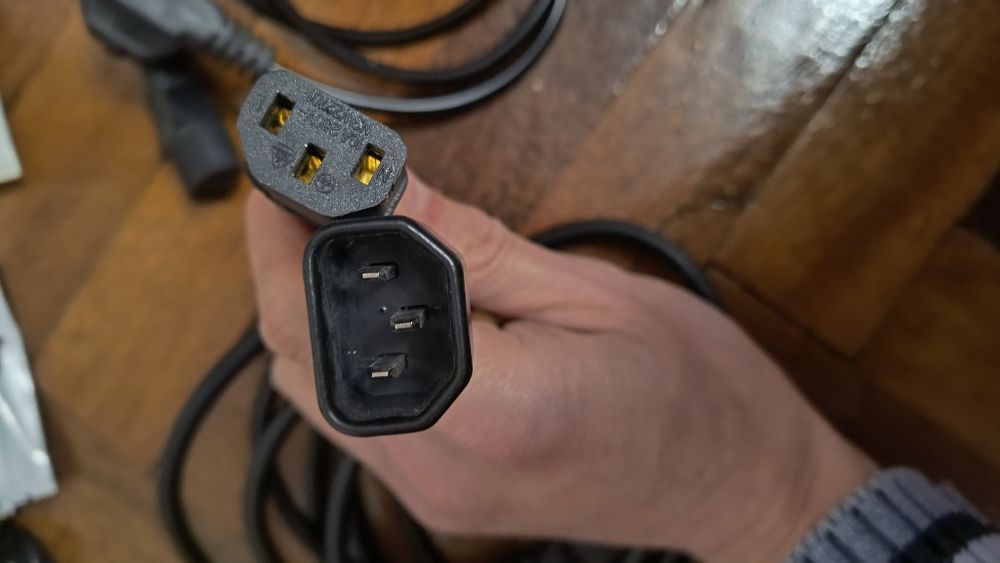 Кабелі: USB-A, кабелі живлення до дбж