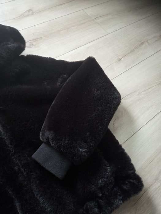 Czarne futerko z kapturem Bershka XS
