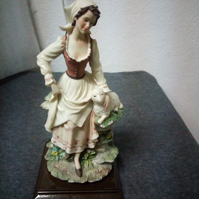 Porcelain Figurine64862965219842121