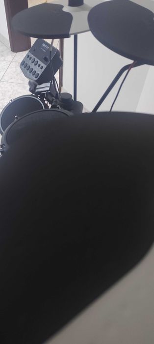 Bateria Eletrônica pouco usada Alesis debut kit + banquete