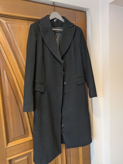 Czarny, elegancki płaszcz.