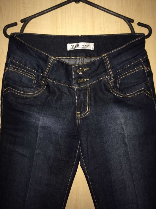 Джинсы фирменные 28 р