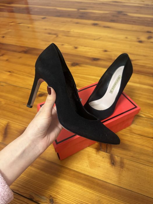 Каблуки , натуральні замшеві, взувала 2 рази