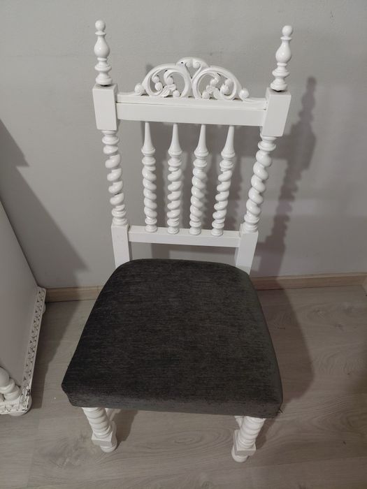 Mobilia de quarto estilo antigo lacada  a branco