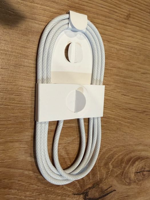 Iphone 16 pro z ładowarką orginalną