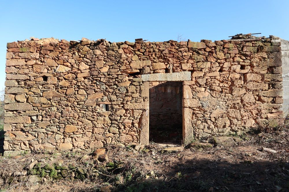 Quinta de 3,6 hectares com ruínas e terreno urbano em Alcaide