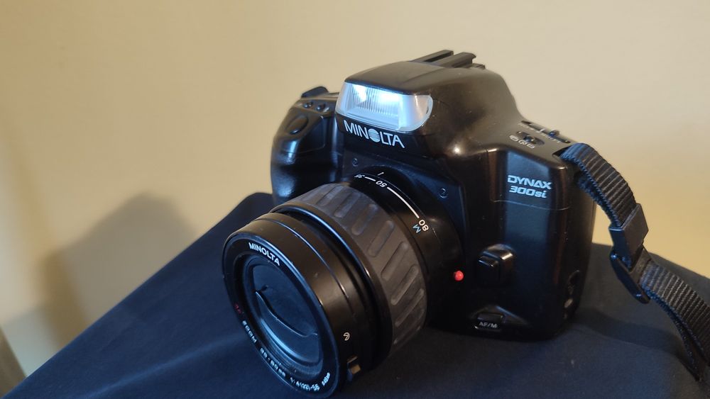 Minolta Dynax 303si analogowy aparat fotograficzny na film