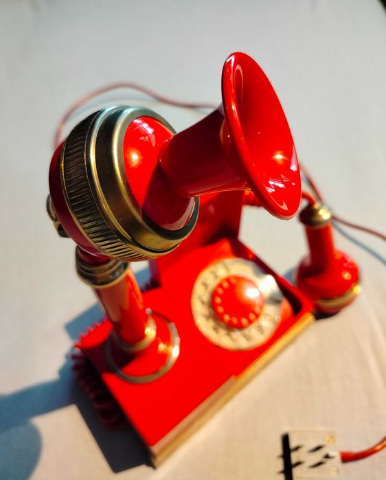 Telefon z czasów PRL czerwony