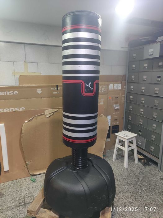 Saco de pancada com pé