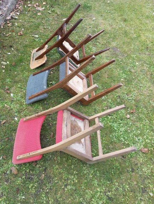 Krzesła PRL hałas motylek