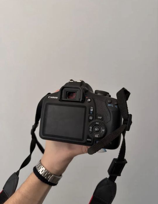 Фотоапарат Canon EOS 2000D з об'єктивом 18-55mm IS II