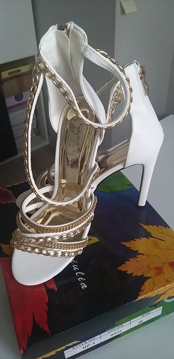 Na szpilce z łańcuszkami