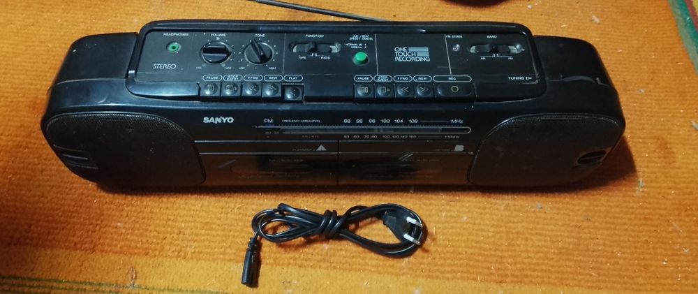 Radiomagnetofon  Sanyo -jamnik