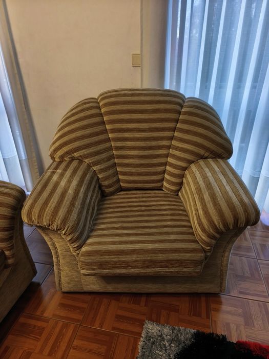 3 sofás em bom estado e com sofá cama.