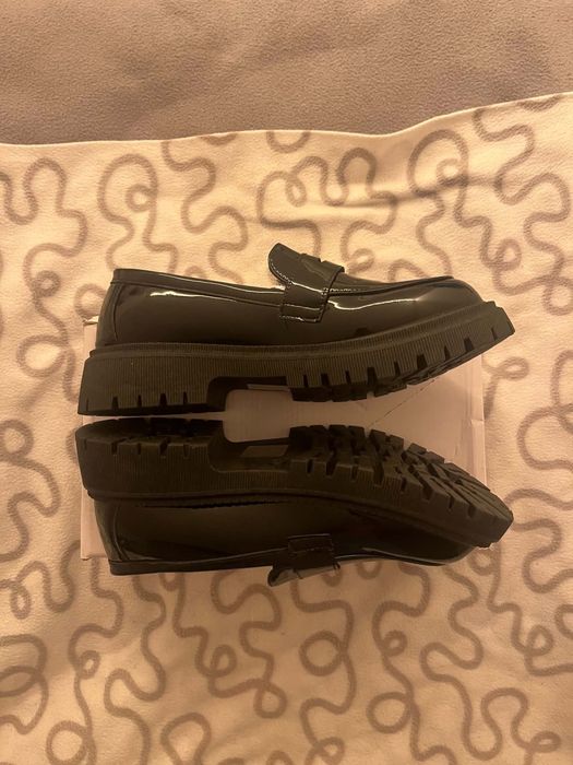 Czarne lakierowane loafersy na grubej podeszwie (chunky)