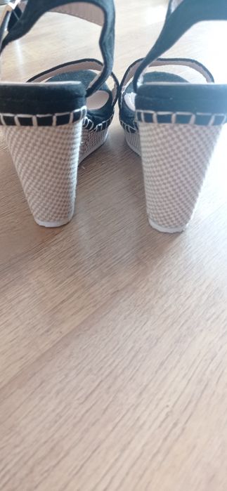 Sandały na platformie