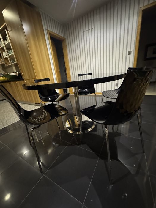 Mesa redonda e Cadeiras