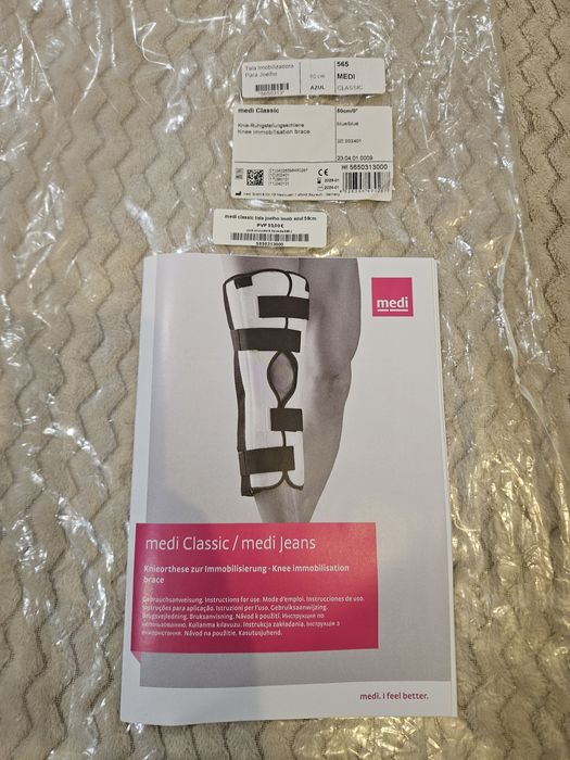 Joelheira rígida com articulação