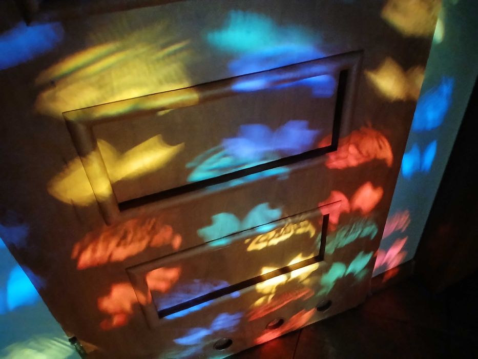 Fajna lampa na imprezę, domówkę, party. Wirujące kolorowe wzorki