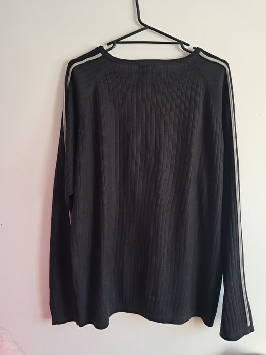 Czarny sweterek męski