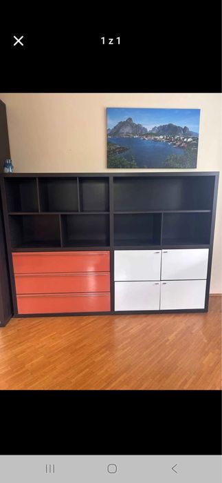 Regał do salonu lub pokoju mlodzieżowego