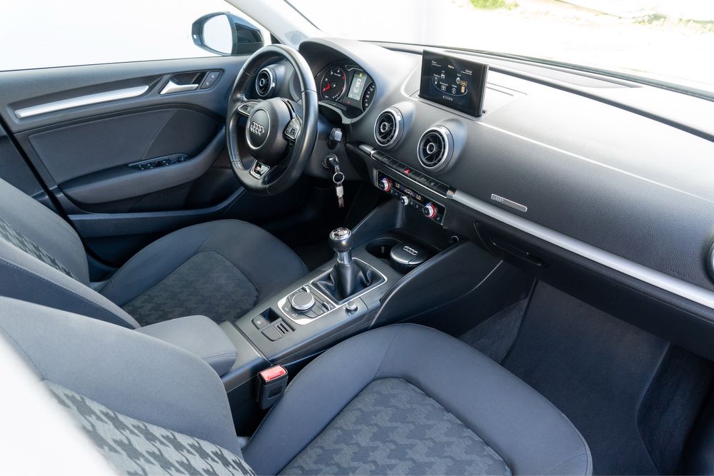 Audi A3 Limousine 1.6 TDI S-Line (desde 230€/mês financiamento)