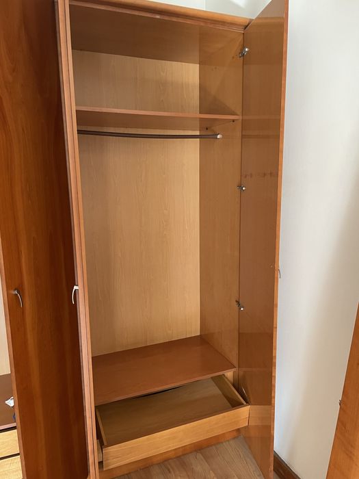 Guarda-fato todo em madeira de boa qualidade (200x60x235)!