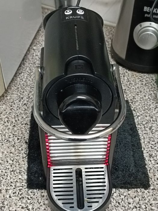 Máquina de café Nespresso Krups, modelo Pixie para peças.