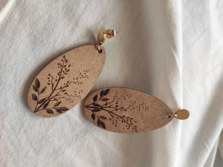 Brincos de madeira floral