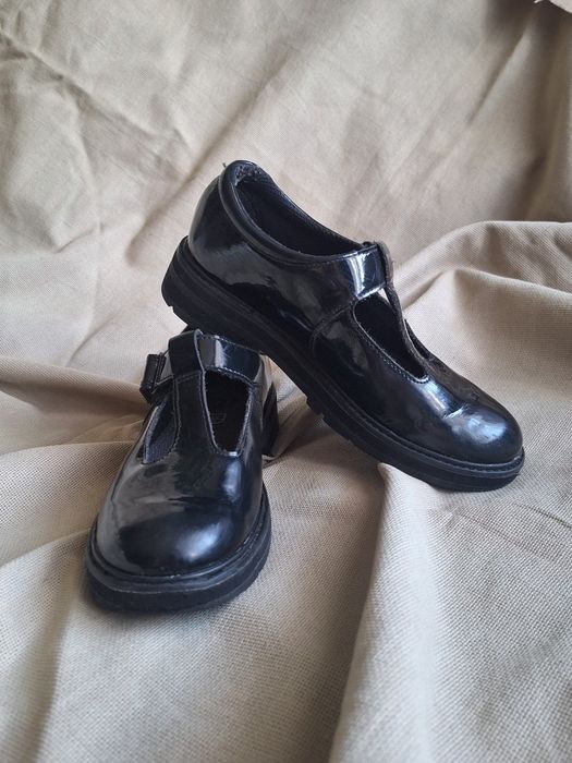 Лаковані жіночі туфлі Clarks