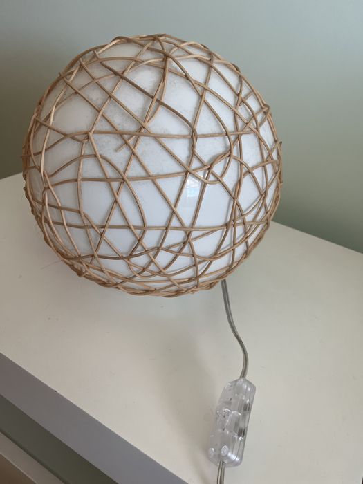 Cadeeiro de mesa vidro branco com entrelaçado de madeira