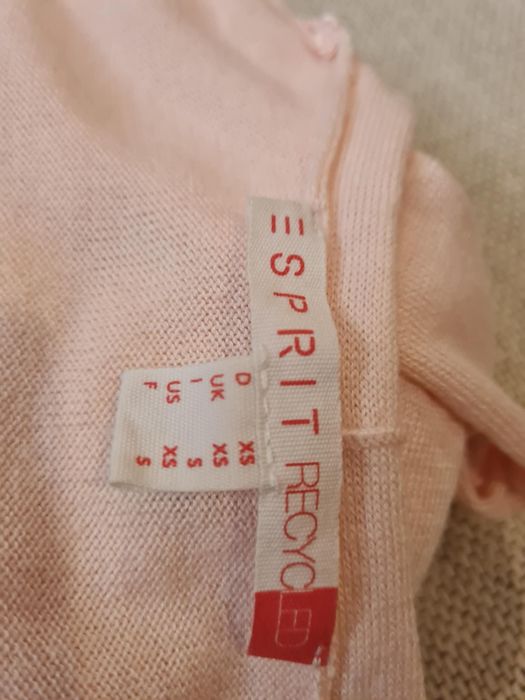 Pudrowy cardigan na guziki