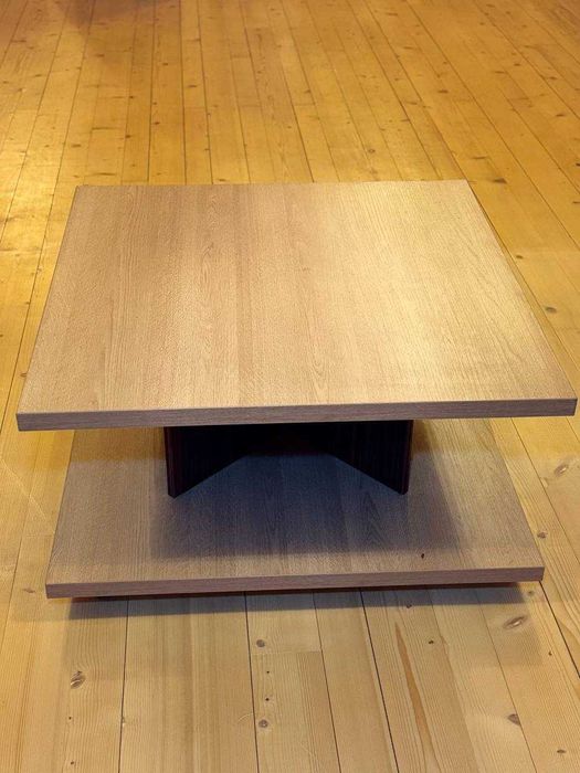 Сучасний журнальний столик на коліщатках.