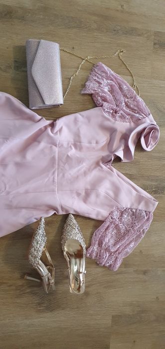 Różowa sukienka na wesele z rozcięciem