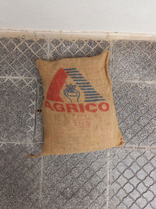 Almofadas rústicas em serapilheira