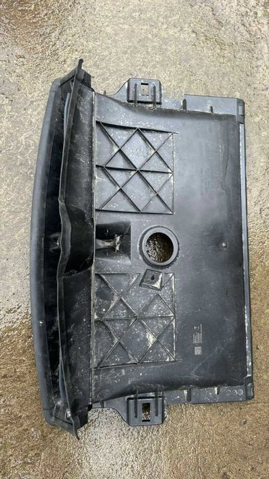 Tesla Model 3 панель радіаторів підсилювач телевізор рест дорест