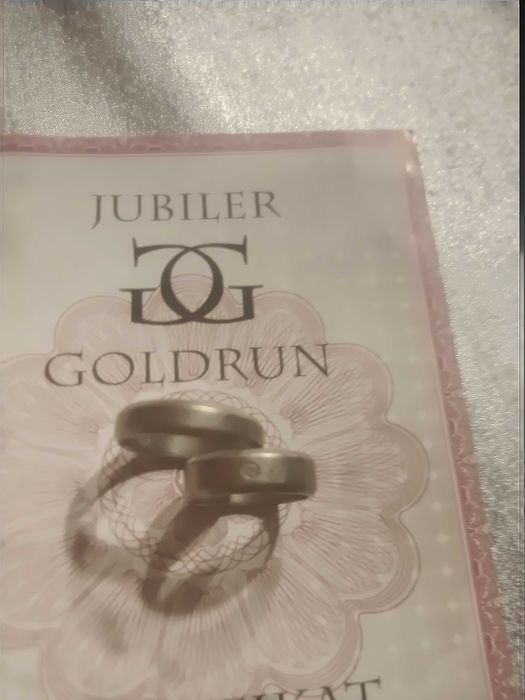 Nowoczesne obrączki tytanowe, fazowane z cyrkonią