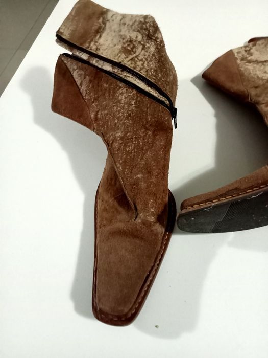 Um par de botas de camurça.