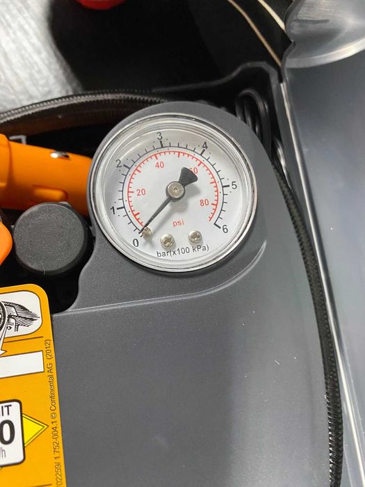 Автомобільний компресор Renault / Continental Tire Mobility Kit.