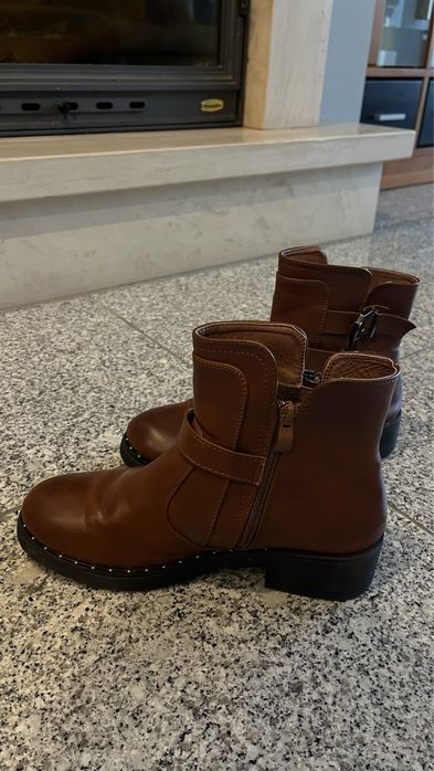 Botas castanhas confortaveis e quentes